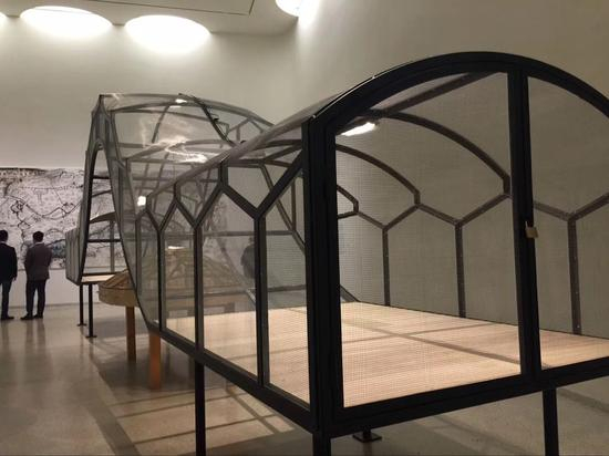 展览现场（图为黄永砯 没有昆虫的作品《世界剧场》）