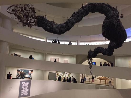 展览现场（图为艺术家陈箴的作品《仓促的分娩》）