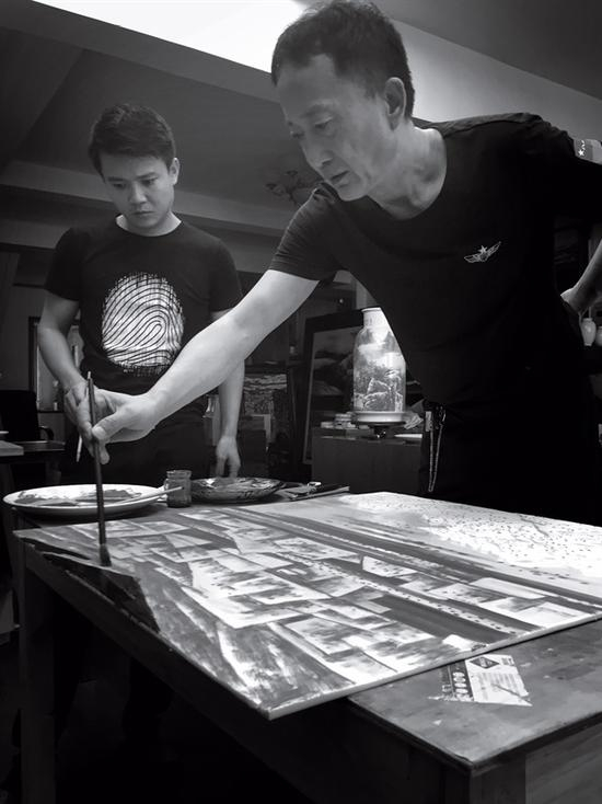 龚循明在创作瓷画作品《无题》