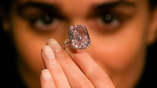 世界最大的浓彩粉钻 估价近2亿
