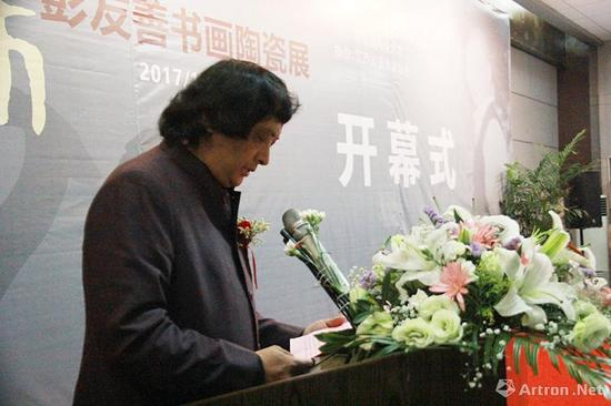 景德镇陶瓷大学校长宁钢致辞，并宣布展览开幕
