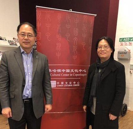 漆画艺术家范福安与中国驻丹麦文化艺术中心张力主任合影留念