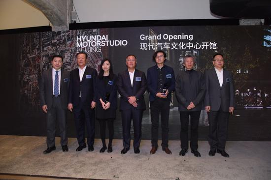 　　从左至右：北京798文化创意产业投资股份有限公司王彦伶董事长、现代汽车集团中国事业总管薛荣兴顾问、”Creativity”（创意能量）大奖得主李佳、现代汽车郑义宣副会长、”Sustainability”（创新未来）大奖得主李杰、中央美术学院范迪安院长、北京汽车集团有限公司党委常委及新技术研究院党委书记、院长李峰