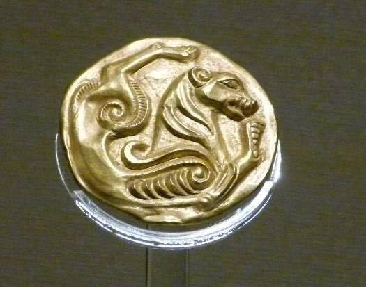 　　虎形圆金牌，战国（公元前475~前221年），乌鲁木齐市南山矿区阿拉沟墓出土，新疆维吾尔自治区博物馆藏。