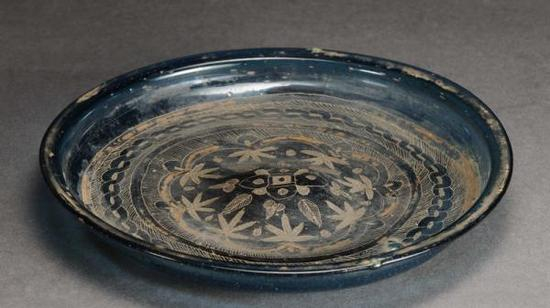 枫叶纹描金蓝色琉璃盘，唐代，陕县西省扶风法门寺地宫出土，法门寺博物馆藏