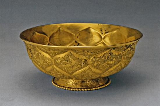 鸳鸯莲瓣纹金碗，唐代，陕西西安市何家村窖藏出土，陕西历史博物馆藏