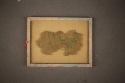 灞桥纸，西汉（公元前206~公元8年），长：8厘米，西安灞桥出土，陕西历史博物馆藏。