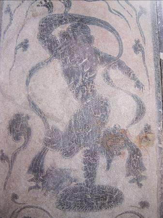 浮雕胡旋舞石门（一对），唐代，宁夏盐池县苏步井乡窨子梁唐墓出土，宁夏回族自治区博物馆藏。