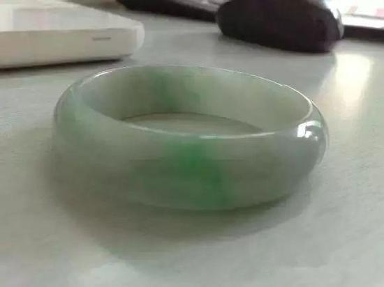 室内光下的翡翠手镯