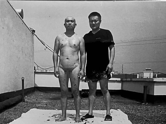 17-《刮刮刮》行为艺术现场，艺术家好友成勇记录，2002