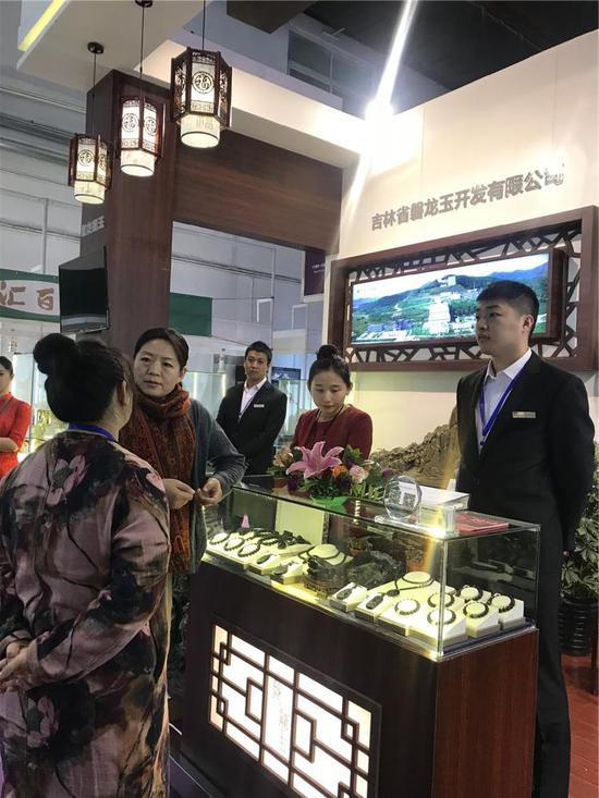 北京博观天下广告有限公司总经理张海翔女士来展区参观交流