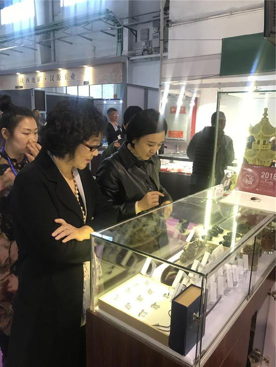 吉林省磐龙玉开发有限公司总经理王文女士到展区参观