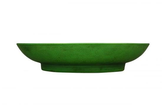 图3 清雍正款瓜皮绿釉八宝缠枝纹盘