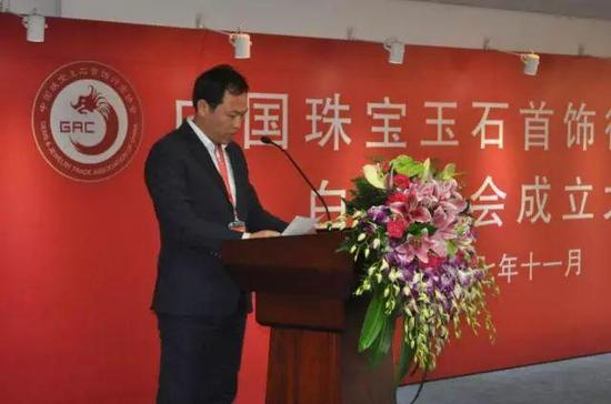 　　深圳银之都珠宝有限公司董事长叶天顺先生宣读中宝协白银分会第一届理事会常务副会长侯选人建议名单