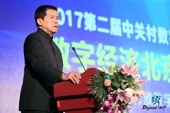 中友好协会会长、泰国前副总理功·塔帕朗西阁下发表演讲