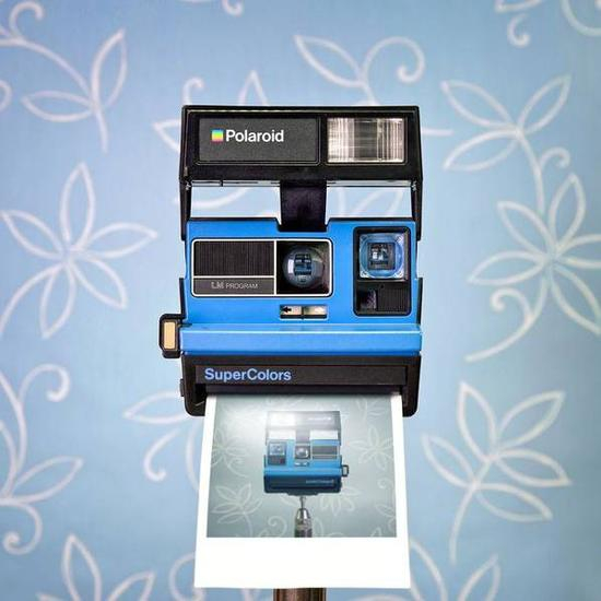 宝丽来的Polaroid Supercolors，古董一次性成像相机了，保养得好现在依然能使用