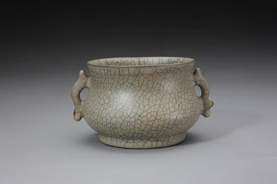 哥窑灰青釉鱼耳簋式炉（外底錾刻有乾隆皇帝咏哥窑御制诗），故宫博物院藏