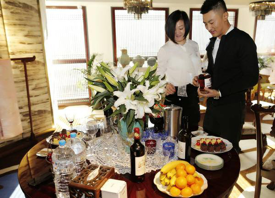 齐家文化创始人齐子轩与嘉宾交流青铜器&nbsp;&nbsp;