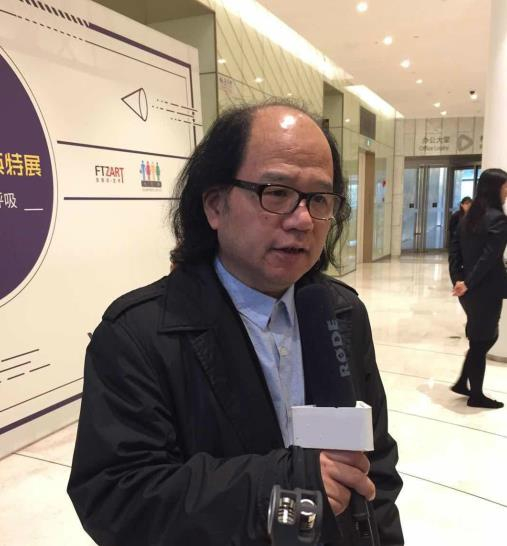 张晓凌在现场接受记者采访