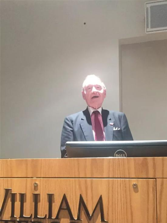 美国邮报前董事长斯蒂芬·霍夫恩布尔格（Stephen Hoffenberg）在研讨会上发言