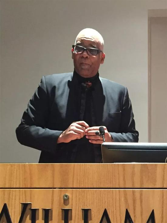 威廉帕特森大学艺术和传媒学院院长戴若·摩尔（Daryl J。 Moore）在研讨会上发言