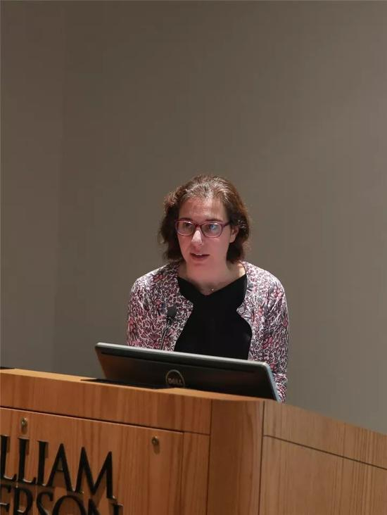 威廉帕特森大学艺术馆馆长克里斯汀·伊万格里斯塔（Kristen Evangelista）在研讨会上发言