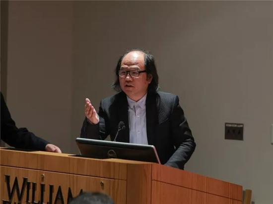 《中国美术报》总编辑张晓凌在研讨会上发言