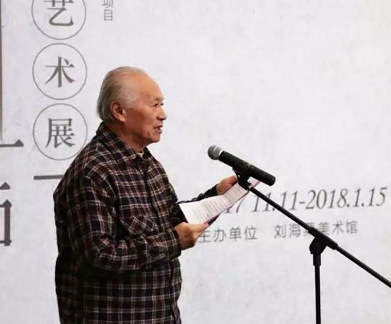 家属代表陈龙致答谢辞