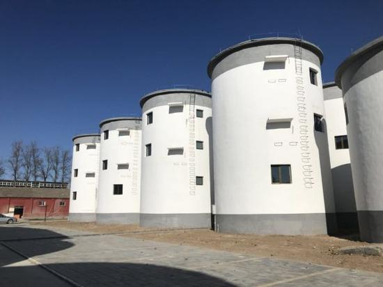 　　图五：在宋庄，这样一个由粮库改造的不被清退的办公居住场所，两层的年租金是6万元，三层9万元。 田国宝:摄