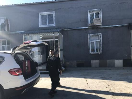 图四：一只皮箱和几个零碎的东西放入后备箱中，就完成了搬家。 田国宝:摄 