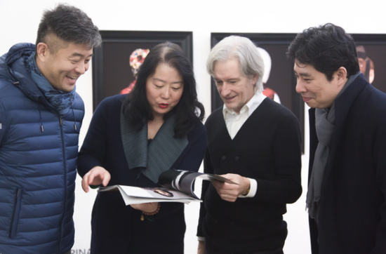 展览现场嘉宾交流
