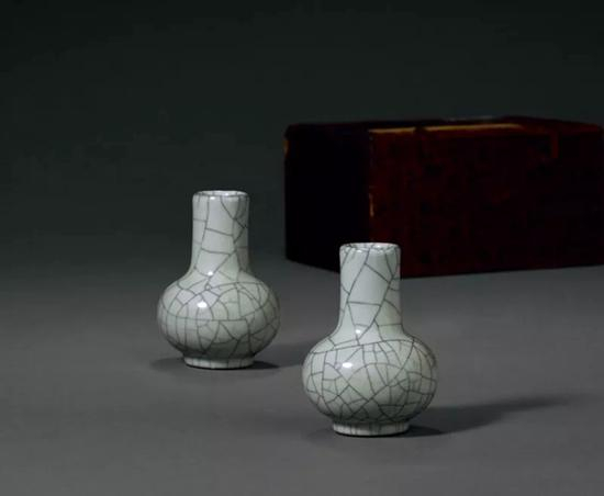 　　Lot 828 清乾隆 仿哥釉小天球瓶一对 　　款识：“乾隆年制”四字二行篆书款 　　9.8cm。 （2） High