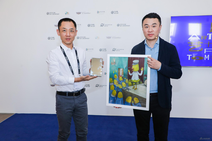 　　李檬（右）现场通过“艺术圈ART LOOP”艺术平台购买新裤子主唱彭磊作品《联欢会》，星空间画廊负责人房方（左）现场交付作品
