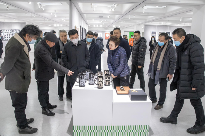 领导嘉宾参观展览