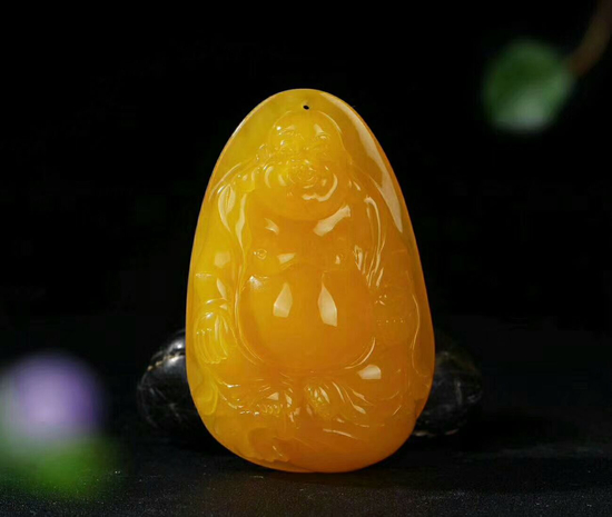 蜜蜡：半透明或不透明的琥珀，以黄色调为主