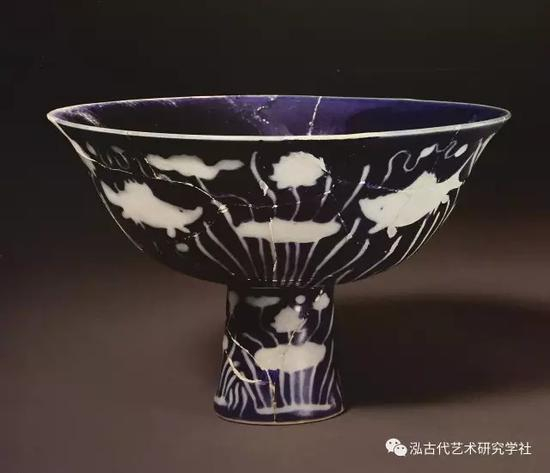 明 宣德 景德镇窑 霁蓝地填白鱼藻纹高足杯 景德镇陶瓷考古研究所