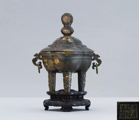 清乾隆 铜洒金摩羯耳四足盖炉款：大清乾隆年制（楷） 高 22.6 厘 米 重 2704 克 展览： 牧心斋“器象——乾隆宫廷铜器及 文房展”展品 （2017 年 |<img src=