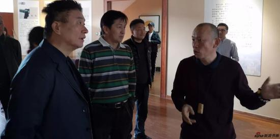 东莞市委宣传部副部长赵国营（前排左一），艺术家一舨（右一）