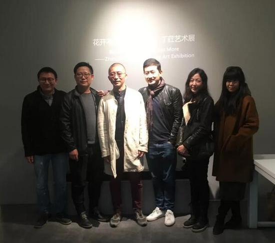 嘉宾合影，左起：艺术家袁欣、汪楚雄、张勇、王晓勃、柏灵、肇文兵