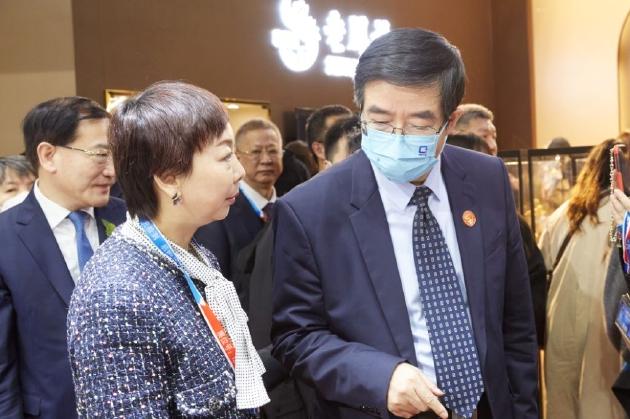 国家珠宝玉石首饰检验集团有限公司党委书记、董事长叶志斌莅临七彩云南参观指导