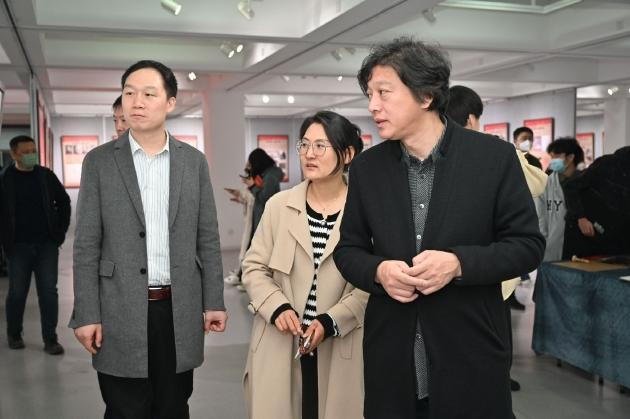 嘉宾参观展览