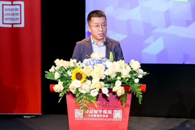 中华世纪坛艺术馆馆长冀鹏程主持开幕仪式