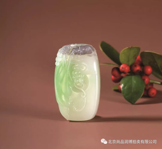 02983殷小金 和田玉三色翠青秋韵牌&nbsp; 规格：6.5×3.9×1.6cm&nbsp; 重量：91g&nbsp; RMB：138000-158000