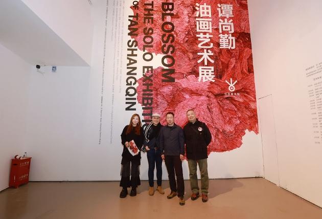 展览现场合影 左起:纽约艺术家 孙小画,艺术批评人 林梓,艺术家 谭尚勤, 中西方交流学者 唐友京