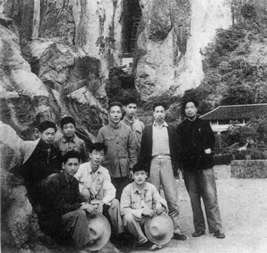 1963年画家（后排右二）首上雁荡山时留影