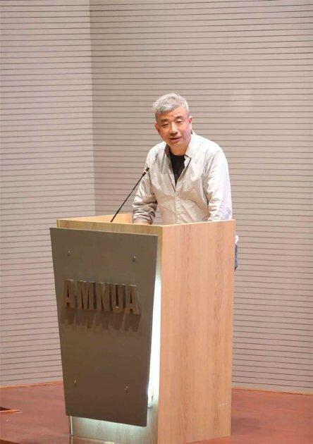 嘉宾代表中国美术学院油画系教授何红舟先生发言