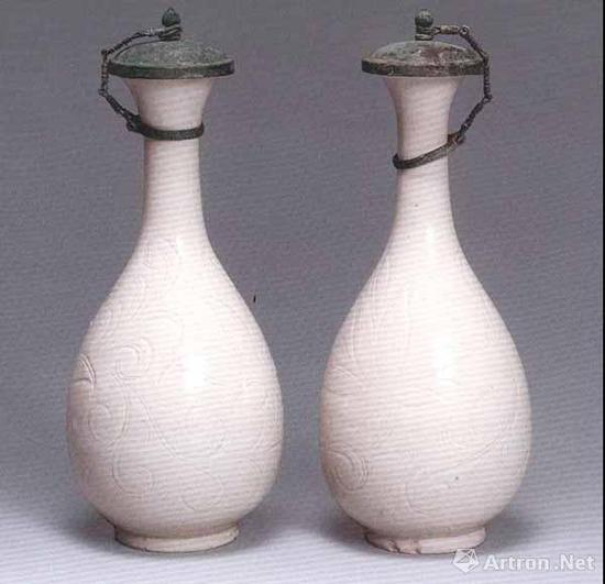 北宋 定窑刻莲纹玉壶春瓶一对 高19.5厘米