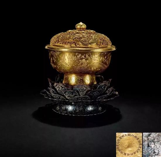 　　明宣德戊申年（1428） 龙纹金盖碗 　明正统十一年（1446） 银莲台 　盖碗：815 g；莲座：865 g；通高：19 cm 　成交价：RMB 1，955，000