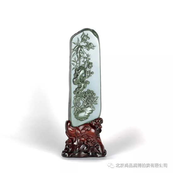 　　02761号拍品&nbsp;张焕庆 &nbsp;新疆和田玉沙枣青籽料梅兰竹菊插屏 规格：15×4.6×1.5cm&nbsp; 重量：189g 白度：沙枣青 脂份：极高 密度：无结构 款识：焕 起拍价：RMB 120000（和田式拍卖）
