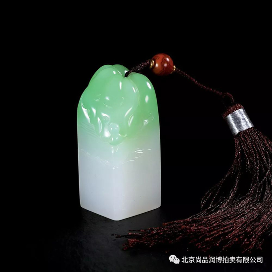 　　02779号拍品 殷小金 和田玉翠青荷韵印钮 　　规格：5.2×2.2×2.2cm 　　重量：66g 　　白度：翠青 　　脂份：高 　　密度：好 　　款识：小金 　　起拍价：RMB 80000